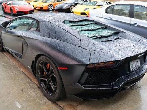 难得见辆千万级别超跑，一转眼车主的表情亮了