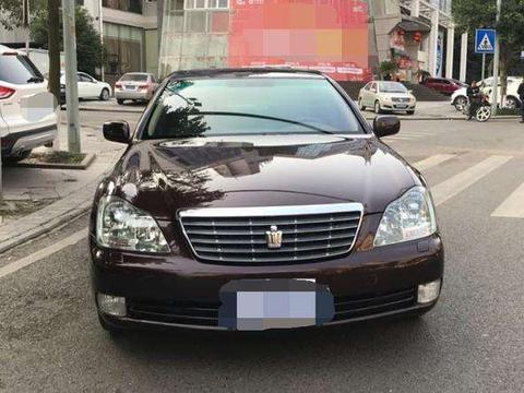 这辆皇冠当年办齐上路44万左右，车主今天只花了9万8买了下来