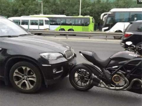 宝马X6追尾杜卡迪摩托车还出口伤人, 摩托车主:你得赔我车, 35万