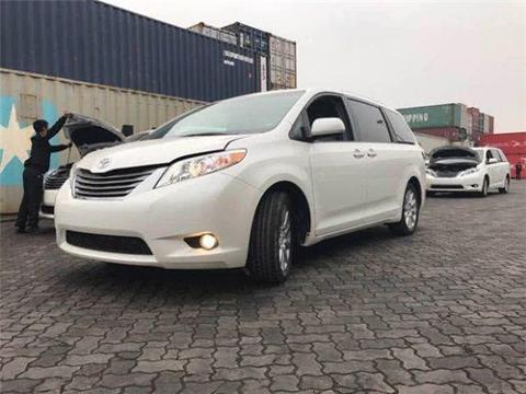 ​2017款丰田塞纳3.5L焕然一新的进气格栅与前大灯造型融会贯通