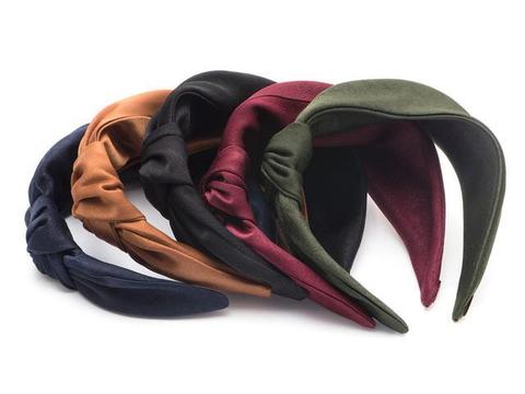 一种树,他的果实皮是黑色的,裂开后弯弯的像头箍,小时候用来箍头发?