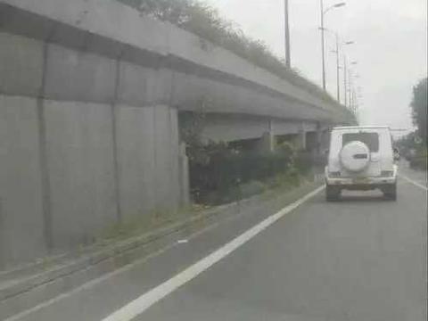 500万奔驰G65没上牌，车尾还高调的写着几个大字，谁看谁发火！