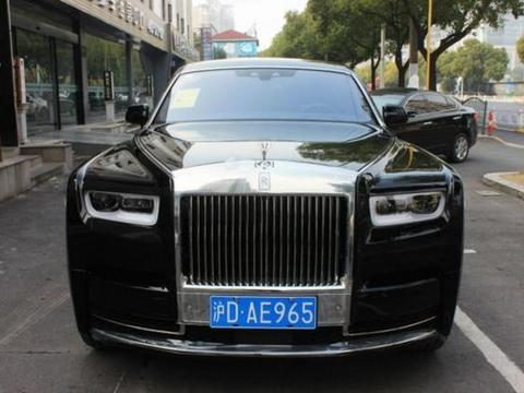 上海某企业家花1380万买辆2018款劳斯莱斯幻影，亲自提车表喜悦。