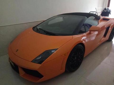 偶遇兰博基尼抵押车，店员：不愧是女朋友最爱，太帅了，5折处理