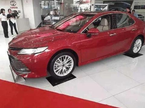 第八代凯美瑞实车到店，颜值崩塌18万起售，内饰没眼看