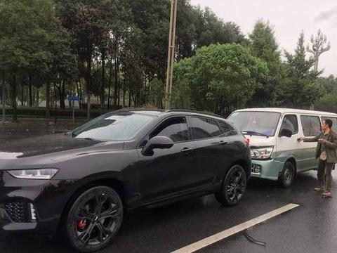 面包车马路追尾长城 VV7，这质量真不愧是国产高端车的骄傲！