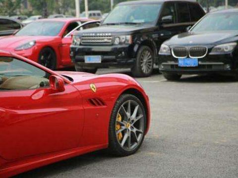 幼儿园门口最便宜的是奔驰E级，有的家长开法拉利接小孩