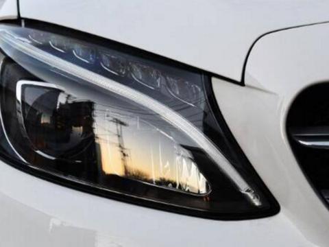 奔驰这次厚道了，改款后降价4万，带四驱仅27万起，宝马慌了