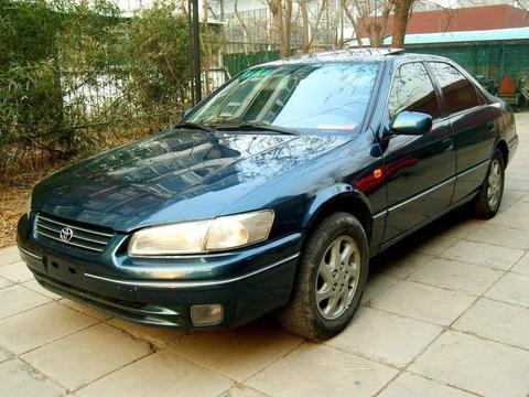 身家千亿的李嘉诚座驾曝光 , 自己坐宝马7系 儿子竟开丰田佳美?