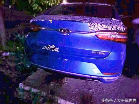 抢先实拍奇瑞艾瑞泽6，前脸设计独特，内饰帅的掉渣！