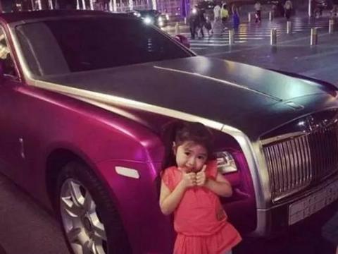她5岁坐劳斯莱斯，他15岁买法拉利，他一出生就有布加迪