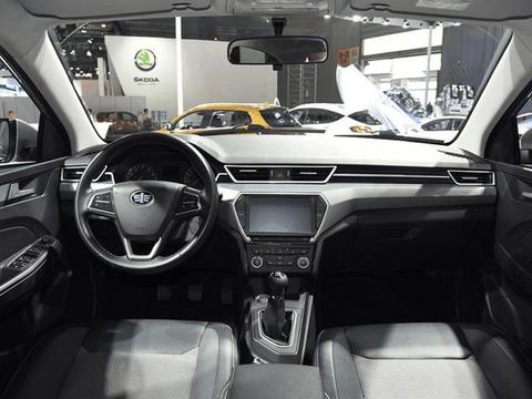 内饰不输帕萨特，颜值和朗逸比肩，5万起售油耗四毛，力求家轿王