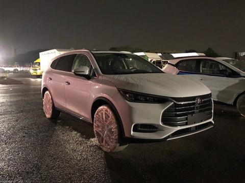 偶遇全新一代比亚迪唐，内饰不输特斯拉，或23万起买啥混动P8