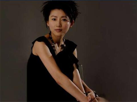 出身农村，却成央视金牌主持，今50岁开保时捷，还和董卿平起平坐