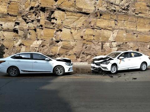 科沃兹强行超车正面碰撞别克威朗 网友:同是美系车差距那么大!