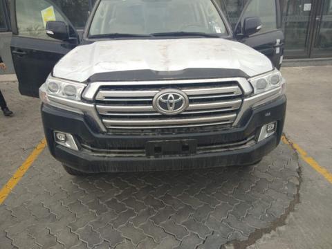 丰田兰德酷路泽4000报价 18款中东版4.0陆巡V6黑色更养眼