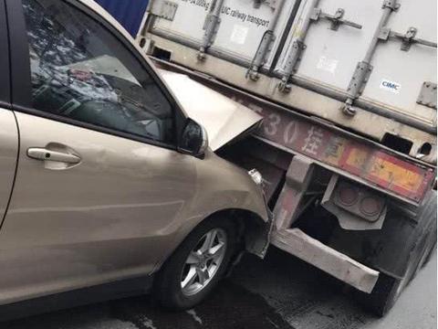 比亚迪唐再次上演公路坦克质量，网友：厉害了，我的比亚迪！