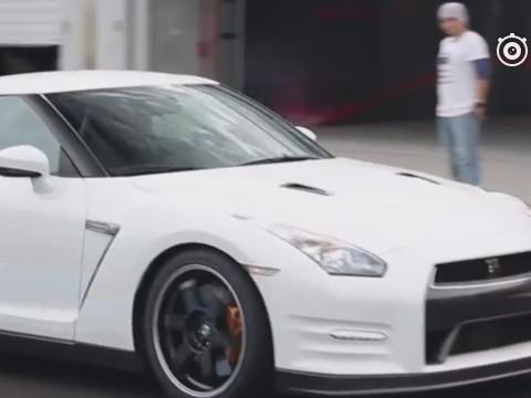 当年的“小和尚”释小龙，现开GTR玩漂移潇洒，十分帅气