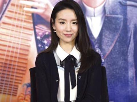 16岁成谢霆锋“新娘”，凭《金粉世家》走红，今开路虎却独自带儿