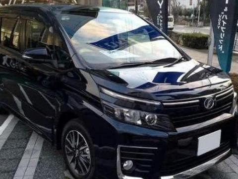 丰田voxy，简直是缩小版埃尔法，采用HV型汽车系统