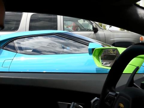 小伙看到600万福特超跑很兴奋，自己座驾亮了，网友：你也不差