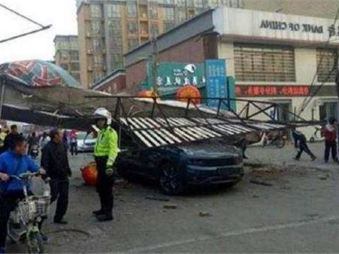 山东一辆20万吉利领克01被砸，路人看着心疼，车主却在一旁叫好！