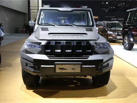 它越野能力不输牧马人 车身防弹底盘防爆 价格看完贵的想哭！