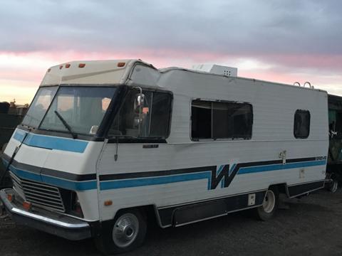 买一个空壳车自己装修成“房车”？还把这车开到车管所去上牌