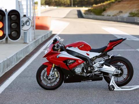 原来汽车厂家不止造车，还有这些“不务正业”的时候！