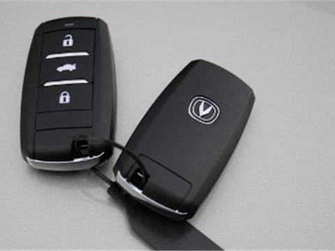 西安一辆长安睿骋CC出车祸，拆开车子那一刻，车主倍感欣慰！