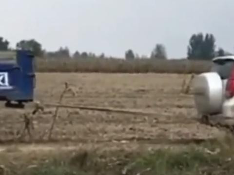 时风三轮车非要与哈弗H9拔河，网友：这结局真让人尴尬