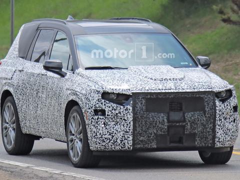 外网曝出凯迪拉克XT6的最新谍照，定位为中大型SUV
