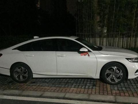 10代雅阁顶配提车，白色车身比3系上档次，车主：喝油就要喝98的