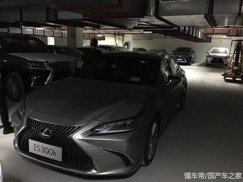 国内首台新雷克萨斯ES300h实拍，三眼灯尾翼都有了，内饰用料足