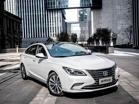 一辆国产车被两辆日系车前后夹击 睿骋CC车主知道车买对了