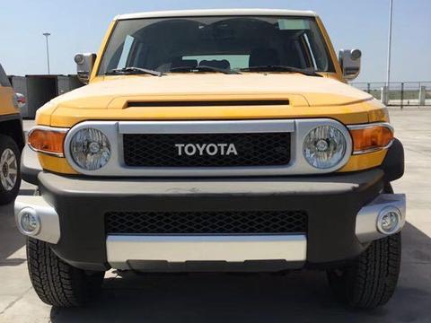 丰田FJ酷路泽4.0的内饰配备了各种现代而先进的硬件和功能