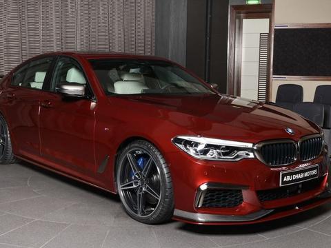 把烈焰红唇涂在身上的5系，蓝色卡钳很抢眼，内部却是白色与木板