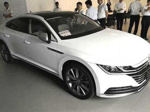 大众新款CC实车到店，网友：外观值45万，内饰只值15万！