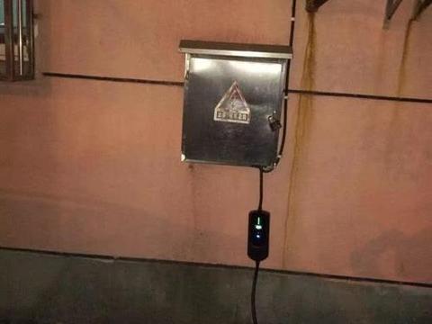 智能便的捷式充电枪初体验,荣威eRX5随时随地想充就充!