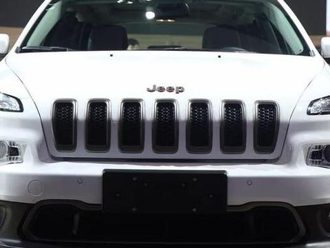 Jeep自由光的车主，为什么总在后备箱内放几桶机油？