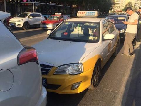 辽宁一辆20万日系车遭出租车追尾，车主下车一看，感觉丢面子了！