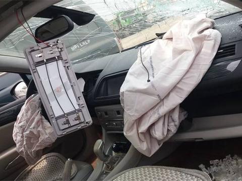 北京一辆雪铁龙C5发生事故，前轮断轴，车主坦言：不如国产车