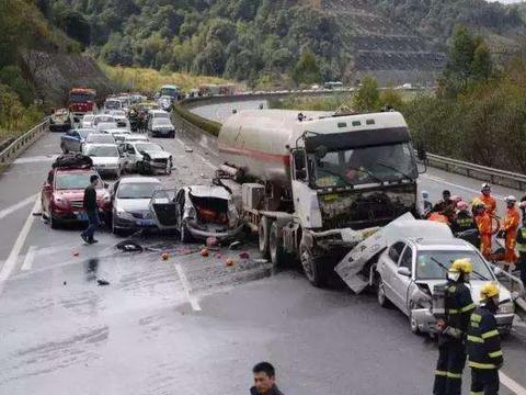 奇瑞这质量要逆天, 瑞虎7遭遇多车“夹心”撞击, 质量你说了算?