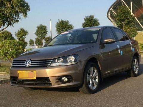 小伙买辆二手车回乡下走亲戚，当打开后尾箱，邻居们纷纷围了上来