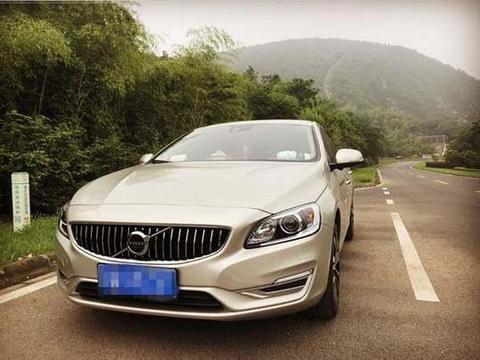 被奥迪A4逼急，这车降8万仅20万，配1.5T加5气囊，档次秒帕萨特