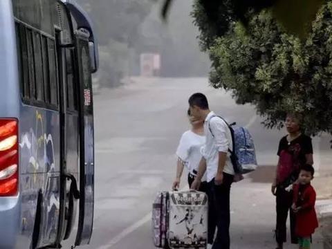 父母外出打工,孩子面无表情,临发车时,感人的一幕发生了
