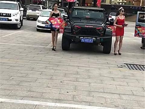 45万牧马人与美女在街头展示，因画面太美，连外卖小哥都停了下来