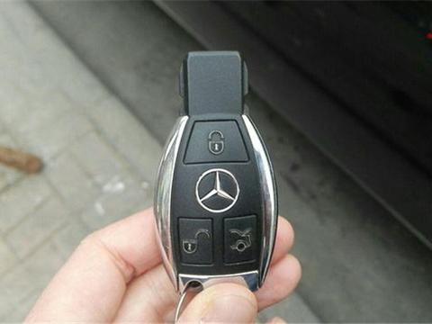 山西偶遇一辆120万奔驰，看到车牌那一刻，赶忙拿出手机拍照！