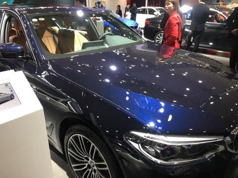 全新宝马5系提车作业，车主：内饰进步很多，咬咬牙上尊享版！