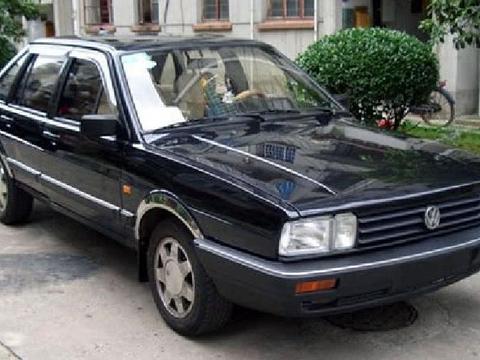 路边偶遇老款桑塔纳，内饰已成绝版，车主：留的是一种情怀